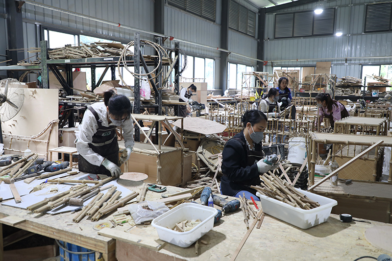昭通大关 “家庭微工厂”解锁增收密码 家私定制化生产带动乡村振兴